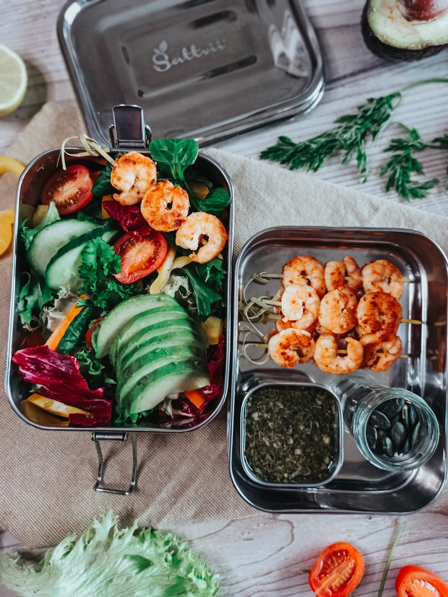 Low Carb Rezept Bunter Salat mit Avocado und Garnelen – Sattvii® Low Carb Rezept Bunter Salat mit Avocado und Garnelen – Sattvii®